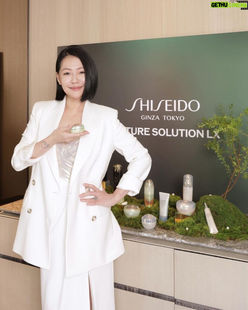 Dee Hsu Instagram - 我好漂亮喔😮‍💨感謝父母的基因，也多虧了這罐眼霜🥰 #資生堂極上御藏 #日本皇室級保養 #傳奇亮眼巨星光 #ShiseidoTaiwan #ShiseidoSkincare
