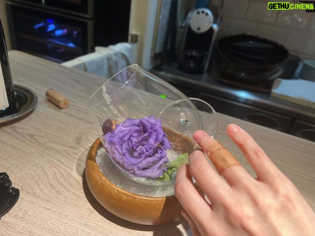 Dee Hsu Instagram - 好啦，放一張像樣的啦！在一家日本的法國餐廳，竟然把酒杯捏碎，廚師很貼心的幫我貼上ok蹦❤️還放了花在酒杯裡！不知道有沒有算錢進去🤭