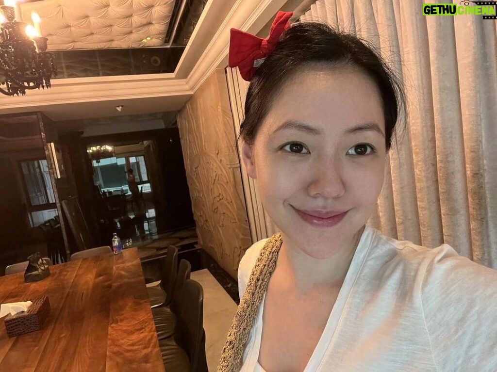 Dee Hsu Instagram - 頭髮長了放下來好煩，綁起來頭髮又變型，剪短又一樣！到底要換什麼髮型啦😮‍💨