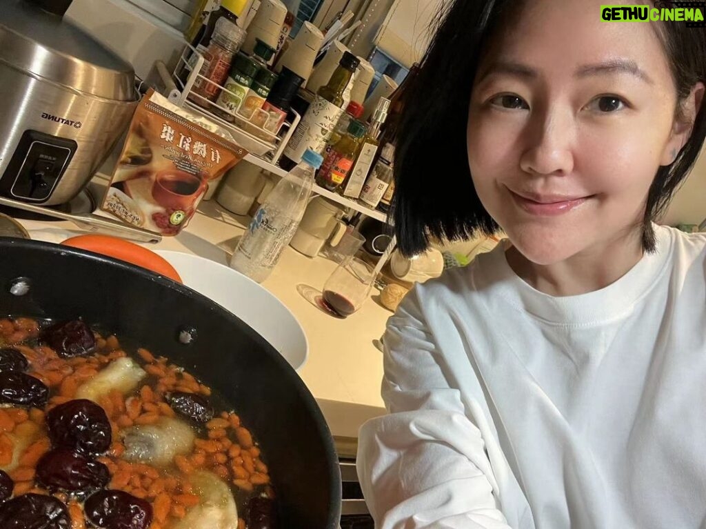 Dee Hsu Instagram - 母愛大噴發，因爲孩子病了～我立刻ㄧ邊煮雞湯ㄧ邊喝酒加熱舞！當母親真的很忙😮‍💨