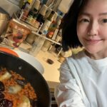Dee Hsu Instagram - 母愛大噴發，因爲孩子病了～我立刻ㄧ邊煮雞湯ㄧ邊喝酒加熱舞！當母親真的很忙😮‍💨