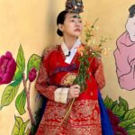 Dee Hsu Instagram - 韓國第四天：體驗了國寶級韓服老師：박술녀 朴述女老師幫我們配搭的傳統韓服！我根本就是中殿媽媽嘛🤣美食：吃了前一陣子我最愛的孫錫久推薦的冷麵，跟他一樣有種很美的距離感！接下來幸運的讓韓國化妝大師：정샘물 鄭瑄茉老師幫我化了一個韓系的妝，很美！最後一定要吃烤五花肉啊，韓劇永遠不變的食物😊 #王后傘下 #韓國觀光公社 #한국관광공사 #韓國S郎嘿❤️ #한국여행 #한국사랑해❤️ Jacket & pants @majeparis Top @freepeople @doubletake.tw Boots @ugg Bag @chloe