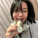 Dee Hsu Instagram - 此時此刻，收到莫糖子的春節禮盒，什麼人間瑣事都忘了🥹就是要來個巧克力棉花糖😋忘了牙套還沒拆😮‍💨 @familycuisine_