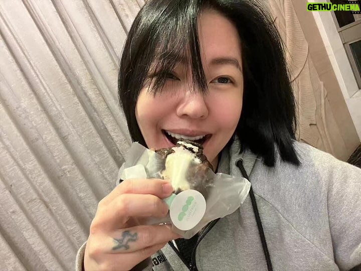 Dee Hsu Instagram - 此時此刻，收到莫糖子的春節禮盒，什麼人間瑣事都忘了🥹就是要來個巧克力棉花糖😋忘了牙套還沒拆😮‍💨 @familycuisine_