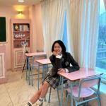 Dee Hsu Instagram - 韓國第三天，換上高中制服去樂天樂園玩，裝一下年輕！當然免不了要吃美食—部隊鍋❤️停不下來啊😭尤其那起司片加下去，我的心彷彿一起融化了～～ #韓國觀光公社 #한국관광공사 #韓國S郎嘿❤️ #한국여행 #한국사랑해❤️ 風衣 @BOSS 鞋 包 @CHLOE