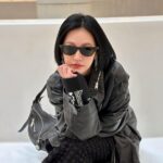 Dee Hsu Instagram - 去了新開的現代百貨，裡面真的很驚人的大！ 但其實我心繫醬蟹，怎麼有食物能那麼療癒啦❤️用好吃形容它，太沒禮貌了！是天殺的好吃🥰 #韓國觀光公社 #한국관광공사 #韓國S郎嘿❤️ #한국여행 #한국사랑해❤️ 眼鏡 @GENTLEMONSTER 皮衣 @ALLSAINTS 雪靴 @UGG 耳環 @OLIVIAYAOJEWELLERY 包 @VERSACE