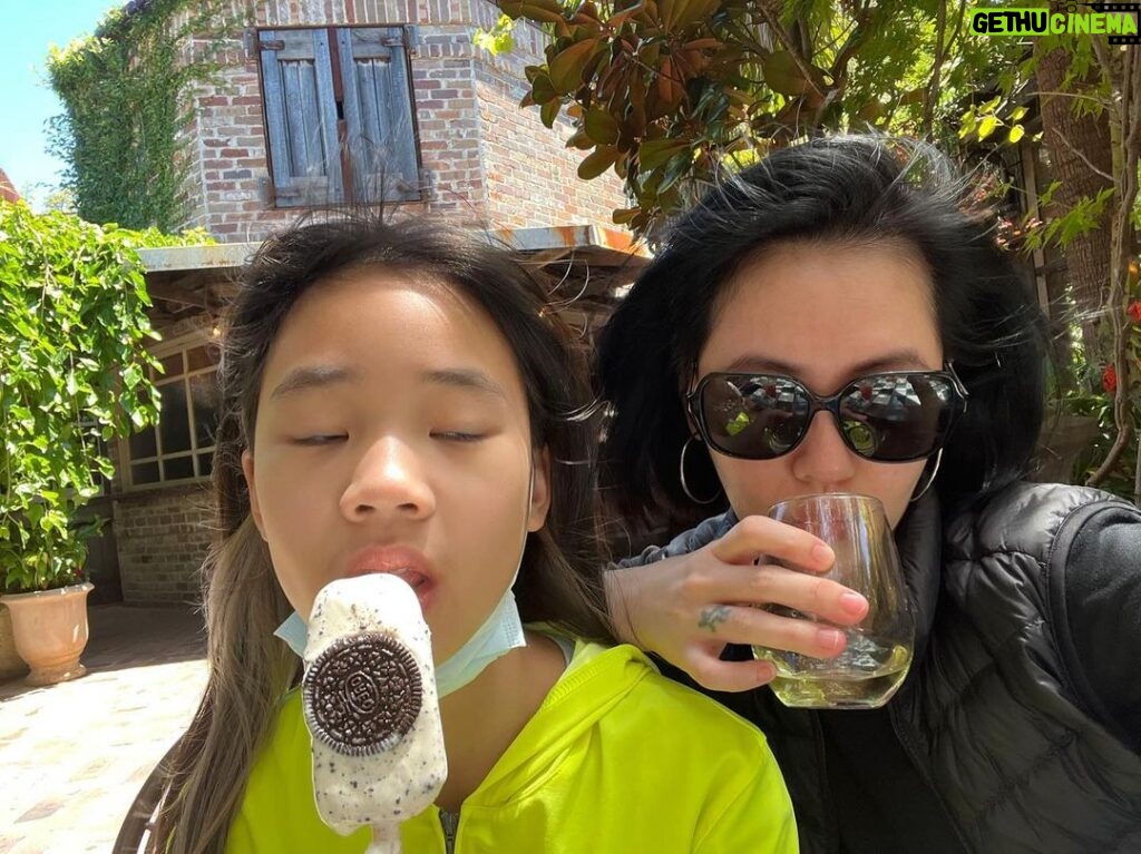 Dee Hsu Instagram - 自戀母親與女兒享受寒假時光！我還真沒檢查她的表情🤣這媽媽太可愛了😉