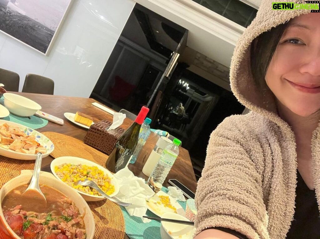 Dee Hsu Instagram - 應孩子要求，再次洗手做羹湯！她們其實要的是回到家看到媽媽做了一桌菜！好吃是一定的！但對她們來說這種溫馨感更重要❤️