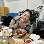Dee Hsu Instagram - 韓國第四天：體驗了國寶級韓服老師：박술녀 朴述女老師幫我們配搭的傳統韓服！我根本就是中殿媽媽嘛🤣美食：吃了前一陣子我最愛的孫錫久推薦的冷麵，跟他一樣有種很美的距離感！接下來幸運的讓韓國化妝大師：정샘물 鄭瑄茉老師幫我化了一個韓系的妝，很美！最後一定要吃烤五花肉啊，韓劇永遠不變的食物😊 #王后傘下 #韓國觀光公社 #한국관광공사 #韓國S郎嘿❤️ #한국여행 #한국사랑해❤️ Jacket & pants @majeparis Top @freepeople @doubletake.tw Boots @ugg Bag @chloe