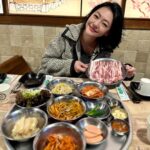 Dee Hsu Instagram - 韓國第四天：體驗了國寶級韓服老師：박술녀 朴述女老師幫我們配搭的傳統韓服！我根本就是中殿媽媽嘛🤣美食：吃了前一陣子我最愛的孫錫久推薦的冷麵，跟他一樣有種很美的距離感！接下來幸運的讓韓國化妝大師：정샘물 鄭瑄茉老師幫我化了一個韓系的妝，很美！最後一定要吃烤五花肉啊，韓劇永遠不變的食物😊 #王后傘下 #韓國觀光公社 #한국관광공사 #韓國S郎嘿❤️ #한국여행 #한국사랑해❤️ Jacket & pants @majeparis Top @freepeople @doubletake.tw Boots @ugg Bag @chloe