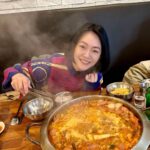Dee Hsu Instagram - 韓國第三天，換上高中制服去樂天樂園玩，裝一下年輕！當然免不了要吃美食—部隊鍋❤️停不下來啊😭尤其那起司片加下去，我的心彷彿一起融化了～～ #韓國觀光公社 #한국관광공사 #韓國S郎嘿❤️ #한국여행 #한국사랑해❤️ 風衣 @BOSS 鞋 包 @CHLOE
