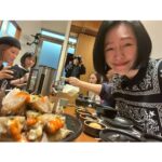 Dee Hsu Instagram - 去了新開的現代百貨，裡面真的很驚人的大！ 但其實我心繫醬蟹，怎麼有食物能那麼療癒啦❤️用好吃形容它，太沒禮貌了！是天殺的好吃🥰 #韓國觀光公社 #한국관광공사 #韓國S郎嘿❤️ #한국여행 #한국사랑해❤️ 眼鏡 @GENTLEMONSTER 皮衣 @ALLSAINTS 雪靴 @UGG 耳環 @OLIVIAYAOJEWELLERY 包 @VERSACE