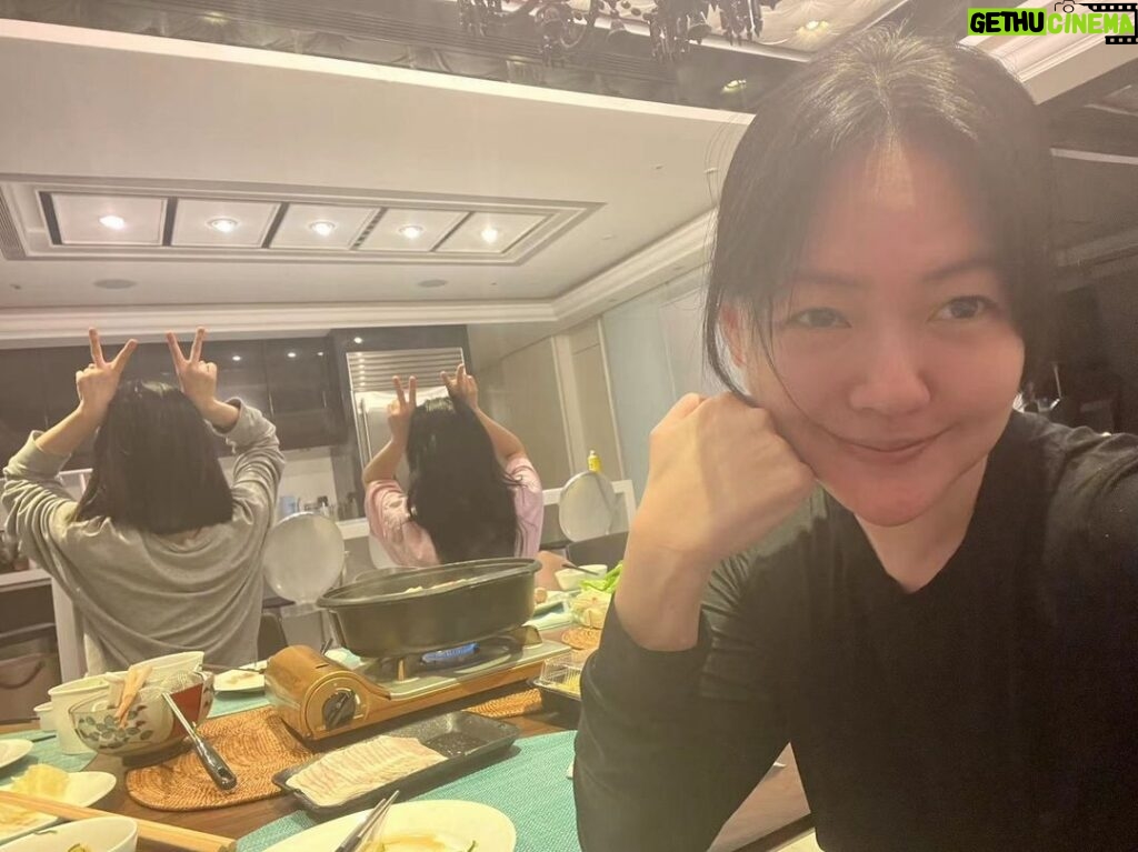 Dee Hsu Instagram - 跟女兒一起吃火鍋，好幸福！但給我用背面是什麼意思？不要以為裝兔子我就會說：好可愛喔😍偶包比我還重🙄