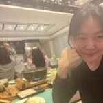 Dee Hsu Instagram - 跟女兒一起吃火鍋，好幸福！但給我用背面是什麼意思？不要以為裝兔子我就會說：好可愛喔😍偶包比我還重🙄