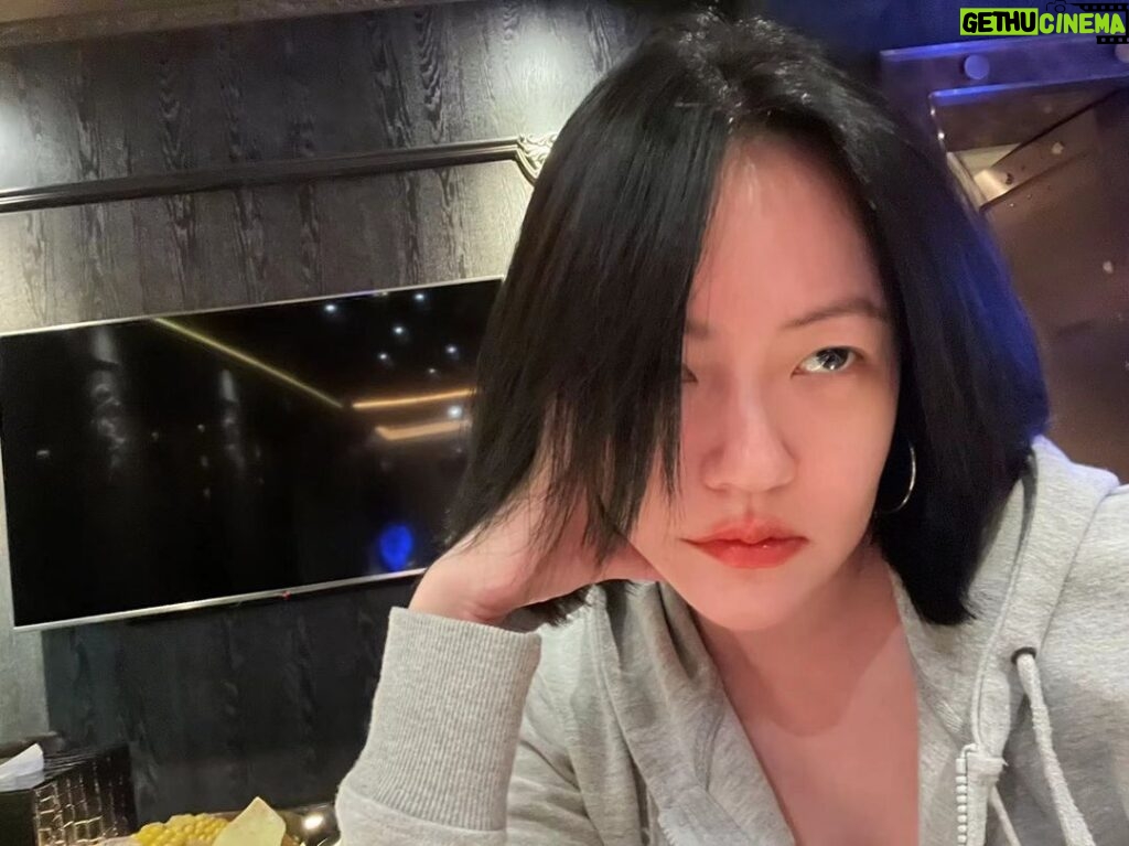 Dee Hsu Instagram - 幫女兒辦生日派對，她竟然問我：mom～你什麼時候要走？這是我人生中最羞辱的一刻！我可是IPSS國際巨星小s耶！一般派對我是不會出席的🙄🙄🙄🙄死孩子🥲