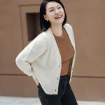 Dee Hsu Instagram - 😎很開心這次可以擔任UNIQLO新季度的品牌大使😎 這次的概念主題是「放開心 走出去」🚶‍♀🚶‍♂ 🛒https://s.uniqlo.com/3rt7a3b 當媽了以後，好久沒有自己到處走走了 好不容易影片拍個外景，卻還是被許老三糾纏不清 唉~算了，就帶她一起放開心走出去吧(不然她又要念不停) 快點一起穿上UNIQLO新外套系列 不管你是要出門找朋友☀，還是跟家人去戶外走走⛰ 或是到UNIQLO shopping都可以 一起來解放悶了好久的心情吧！🙌 9/30-10/13是UNIQLO的12歲生日慶🎂 連續狂歡兩周，歡迎大家一起來慶祝🎉🎉  UNIQLO嚴選台灣人最感受幸福的極致日常服,與您歡慶12周年。 防潑水外套、超人氣空氣神T 、俐落九分褲等眾多高品質單品同步提供優惠價格 還有拿不完的好禮喔🎁 (UNIQLO人也太好) 現在就跟著UNIQLO 一起放開心走出去，衣起快樂吧！😁 🎶Happy Birthday to UNIQLO🎶 #UNIQLO新風格外套 #UNIQLO新科技防風外套 #放開心走出去 #UNIQLO生日慶 #衣起快樂 #UNIQLOLIFEWEAR #UNIQLOTAIWAN #LifeWear簡約更顯不凡