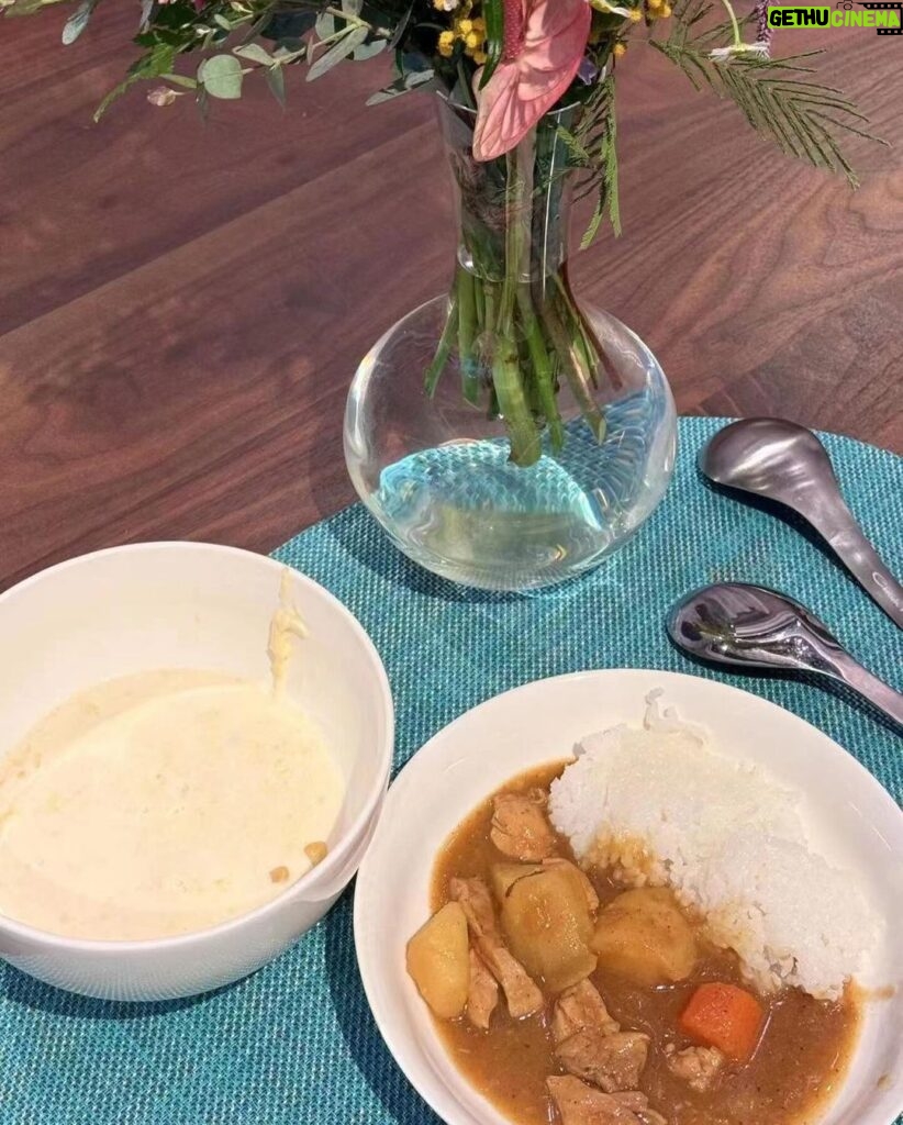Dee Hsu Instagram - 開工前再幫女兒煮一頓老套的晚餐～咖喱飯加玉米湯❤️以後她們就會很懷念我做的菜😌