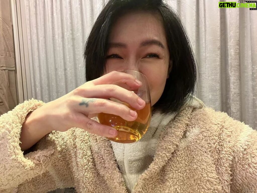 Dee Hsu Instagram - 年前最後一天錄小姐不熙娣，所有的工作人員真的辛苦了，我的搭檔柳先生也辛苦了,謝謝你們的付出!也謝謝賞光看我們節目的觀眾❤️祝大家新年快樂、身體健康……..不寫了，我要去喝酒了！愛大家❤️❤️❤️❤️❤️