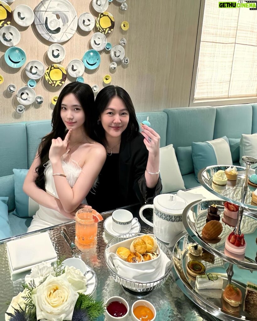 Dee Hsu Instagram - 跟女兒一起在Tiffany新開的咖啡廳Blue Box Cafe Taipei喝下午茶，真的是又幸福又時尚❤ #blueboxcafetaipei #TiffanyLock @tiffanyandco @blueboxcafetaipei