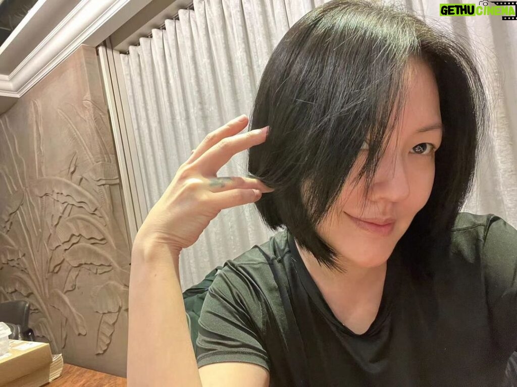 Dee Hsu Instagram - 陪女兒讀書～閒得沒事自己開始修頭髮，我還蠻愛的耶！不知明天會不會變型😅