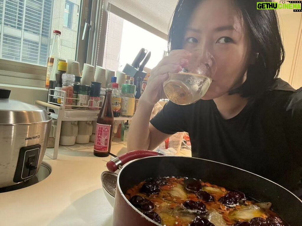 Dee Hsu Instagram - 好羨慕我女兒有這樣的媽媽哦😮‍💨雞湯煮得超好喝、還能自樂😊雞湯是因為要拍照所以沒撈油，我可是守在旁一邊盯著ㄧ邊熱舞,舞技又好😮‍💨媽媽真的很偉大👍給我早點覺悟吧！