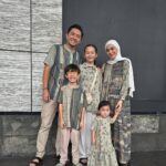 Dian Ayu Instagram - Setelah seharian kita berdua bertugas sebagai ini itu, akhirnya bisa santai pegang HP.. . . Mohon maaf lahir batin yaa semuanya dari kami sekeluarga, maafin semua kesalahan lisan, tulisan ataupun postingan kalo ada yang gak berkenan.. . . Tahun ini lebaran pertama di Surabaya jengukin Opa, ziarah ke Oma dan kumpul keluarga Ambon.. ❤️ Surabaya, Indonesia