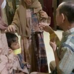 Dian Ayu Instagram - Setelah seharian kita berdua bertugas sebagai ini itu, akhirnya bisa santai pegang HP.. . . Mohon maaf lahir batin yaa semuanya dari kami sekeluarga, maafin semua kesalahan lisan, tulisan ataupun postingan kalo ada yang gak berkenan.. . . Tahun ini lebaran pertama di Surabaya jengukin Opa, ziarah ke Oma dan kumpul keluarga Ambon.. ❤️ Surabaya, Indonesia