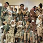 Dian Ayu Instagram - Setelah seharian kita berdua bertugas sebagai ini itu, akhirnya bisa santai pegang HP.. . . Mohon maaf lahir batin yaa semuanya dari kami sekeluarga, maafin semua kesalahan lisan, tulisan ataupun postingan kalo ada yang gak berkenan.. . . Tahun ini lebaran pertama di Surabaya jengukin Opa, ziarah ke Oma dan kumpul keluarga Ambon.. ❤️ Surabaya, Indonesia