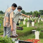 Dian Ayu Instagram - Setelah seharian kita berdua bertugas sebagai ini itu, akhirnya bisa santai pegang HP.. . . Mohon maaf lahir batin yaa semuanya dari kami sekeluarga, maafin semua kesalahan lisan, tulisan ataupun postingan kalo ada yang gak berkenan.. . . Tahun ini lebaran pertama di Surabaya jengukin Opa, ziarah ke Oma dan kumpul keluarga Ambon.. ❤️ Surabaya, Indonesia