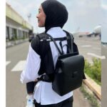 Dian Ayu Instagram - Tradisi mudik keluarga kami dimulai hari ini, Jakarta - Surabaya - Jakarta - Sukabumi - Bandung - Jakarta. . . Mumpung orang tuanya masih ada, walaupun kadang mereka kaya biasa aja tapi kita bisa ngerasain gimana bahagia dan excitednya mereka pas tau anak cucunya mau dateng ke rumah. . . Gak mau cuma sebentar, gak mau sebentar kan ngeliat orang yang menyayangi kita tanpa batas merasa bahagia karena berkumpul dengan anak-anaknya? . . Jadi inget pesan almarhum Bapak saya yang yatim piatu dari kecil “hayo Aa nurut ka kolot mumpung masih aya, engke mah bisi hanjakal geura” . . Al fatihah bagi yang orang tuanya udah gak ada, semoga disembuhkan buat yang lagi sakit, semoga dimampukan buat yang belum bisa mudik, semoga selamat sampai tujuan yang sedang di perjalanan, semoga berbaikan yang sedang berseberangan. 🤍 Surabaya, Indonesia