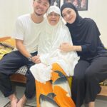 Dian Ayu Instagram - Kangen yang kelewatan, begitu ketemu Alhamdulillaah semua terasa damai 🤍 Love you @omeshomesh .. . #masyaallahtabarakallah