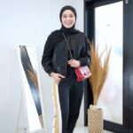 Dian Ayu Instagram - Yang suka nanyaa kok baju dan hijabku item terus kayak gak pernah ganti .. I’ll stop wearing black when they make a darker colour 😎 Siapa yang kayak akuuuu 🤪 . . #cewekmamba #maunyaitemaja #kalowarnawarnigakPD #blackismyrainbow #blackismyhappycolor