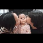 Dian Ayu Instagram - nasib Bulan si anak bontot dan bayi sendiriii dirumah 🤣 maaf yaa dekk, tapi umi dan abi juga mendukung kakak Embun dan aa Langit untuk terus usilin kamuuu si boneka hidup kesayangan kitaaa ❤️❤️❤️ #theanandayu