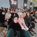 Dian Ayu Instagram - supporting my eonnie @anandiaputri @ikyk2011 for @jfwofficial 2024.. terkeceeee gak cuman karyanya.. tapi berani "bersuara" melalui karya itu gak ngerti lagi sihhh eonnieee!!!!!! berkah selalu sisterrrrkuuu 🫰 #freep4lestine Jakarta, Indonesia