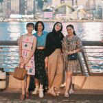 Dian Ayu Instagram - Dibalik senyum manis kami para ibu ibu, tentunyaa lebih banyak wajah kencengnyaa sambil gendong dan gandeng anak anak.. Yaa masing masing punya 3 anak, no nanny, yang umur nyaa lagi doyan banget nge-test ibunyaa, adakalanya suami juga gemesin, plusssss cuaca Hong Kong yg masyaallaahh puanase pooool menguras tenaga dan mensupport emosi kami.. tapi yaa gimanaa dong namanyaa jugaa cintaa ama mereka mereka tersebut diatas yakan buibuuu.. Buktinya belim juga pulang kemarin udah bahas next destination nya hahahahha.. Emang dasarrr yaaa ibu ibuu mahh 🤣🤣🤣 📸 @gradykayzel