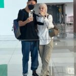 Dian Ayu Instagram - Tiba-tiba semalem ngedadak beli tiket, belum tau mau ngapain aja pas nyampe! . . Saatnya kembalikan gelora jiwa muda kita @dianayulestari ayo pacaran! . . Paguyuban Orang Tua Tiga Anak Menolak Tua 🤘🏻🔥 International Airport Soekarno Hatta Cengkareng, Jakarta
