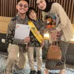 Dian Ayu Instagram - Ditengah maraknyaa “kenapa anak TK kudu wisuda”, atau “kembalikan wisuda hanya untuk mahasiswa”.. buat aku ini membanggakan banget.. bener mereka belum bikin skripsi.. jauhh dehh baca tulis ajaa gak lancar 😝 Tapi buat aku yg menyaksikan bagaimana anak anak ini bisa menghadapi pandemi yg merenggut sosial mereka selama dua tahun, yg gak sedikit juga karakter anak berubah karena terbiasa dalam rumah aja, sampai akhirnyaa mereka beradaptasi lagi belajar untuk mengerti, belajar kecewa, belajar mengatasi emosi yg meledak ledak, belajar gak semuanya tentang diri sendiri aja, udah luar biasaaa banget lohh! gak cuman anaknyaa tapi juga guru gurunya.. Wisuda ini buat anak TK hanya sebuah perayaan yg kalau diartikan “selamat yaa anak anak, kalian berhasil melewati masa sulit kemarin, yukk bersiap untuk masa depan yg ada” , alias yaa perpisahan kelas ajaaa 🥲 Semangat yaa aa!! Umi abi selalu bangga dengan apapun pencapaian aa sejauh ini 💋 🤍🤍🤍 P.s : acara wisuda sekolah langit ini tidak ada sama sekali pemungutan biaya lagi.. . #graduation #classof2023