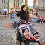 Dian Ayu Instagram - Dibalik senyum manis kami para ibu ibu, tentunyaa lebih banyak wajah kencengnyaa sambil gendong dan gandeng anak anak.. Yaa masing masing punya 3 anak, no nanny, yang umur nyaa lagi doyan banget nge-test ibunyaa, adakalanya suami juga gemesin, plusssss cuaca Hong Kong yg masyaallaahh puanase pooool menguras tenaga dan mensupport emosi kami.. tapi yaa gimanaa dong namanyaa jugaa cintaa ama mereka mereka tersebut diatas yakan buibuuu.. Buktinya belim juga pulang kemarin udah bahas next destination nya hahahahha.. Emang dasarrr yaaa ibu ibuu mahh 🤣🤣🤣 📸 @gradykayzel