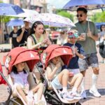 Dian Ayu Instagram - Dibalik senyum manis kami para ibu ibu, tentunyaa lebih banyak wajah kencengnyaa sambil gendong dan gandeng anak anak.. Yaa masing masing punya 3 anak, no nanny, yang umur nyaa lagi doyan banget nge-test ibunyaa, adakalanya suami juga gemesin, plusssss cuaca Hong Kong yg masyaallaahh puanase pooool menguras tenaga dan mensupport emosi kami.. tapi yaa gimanaa dong namanyaa jugaa cintaa ama mereka mereka tersebut diatas yakan buibuuu.. Buktinya belim juga pulang kemarin udah bahas next destination nya hahahahha.. Emang dasarrr yaaa ibu ibuu mahh 🤣🤣🤣 📸 @gradykayzel