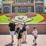 Dian Ayu Instagram - (Slide 1) : 1 2 3 cheeseeee…. (Slide 2) : yukk udah yuk panas panas .. Saking panasnyaa Hong Kong , mau goto keluarga gini aja beraaaat benerrr rasanya ☀️☀️☀️😝 📸 @gradykayzel Hong Kong Disneyland