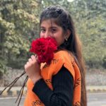 Divya Sharma Instagram - 𝐏𝐡𝐮𝐥𝐥𝐚𝐧 𝐭𝐨𝐧 𝐯𝐢 𝐬𝐨𝐧𝐢𝐲𝐞 𝐧𝐢 𝐭𝐞𝐫𝐞 𝐯𝐚𝐬𝐭𝐞,🌹 𝐒𝐚𝐫𝐞𝐲𝐚𝐧 𝐭𝐨𝐧 𝐩𝐞𝐡𝐥𝐚𝐧 𝐩𝐡𝐮𝐥 𝐥𝐚𝐢𝐤𝐞 𝐚𝐚 𝐠𝐚𝐲𝐚 #divyaofficial09 #diamondsofdivya Delhi, India