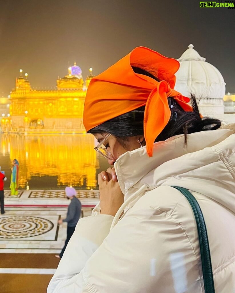 Divya Sharma Instagram - 🙏🏻ਸਰਬੱਤ ਦਾ ਭਲਾ 🙏🏻 . . #divyaofficial09 #diamondsofdivya Sri Harimandir Sahib (Golden Temple), Amritsar, Punjab.