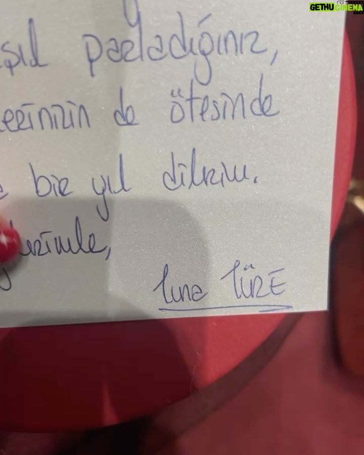 Ebru Akel Instagram - Kirmizi ♥️ 2024’e adim adim ✨💫 #reklamdegildir #dostlarimdanhediyelerce ♥️ teşekkürler ♥️