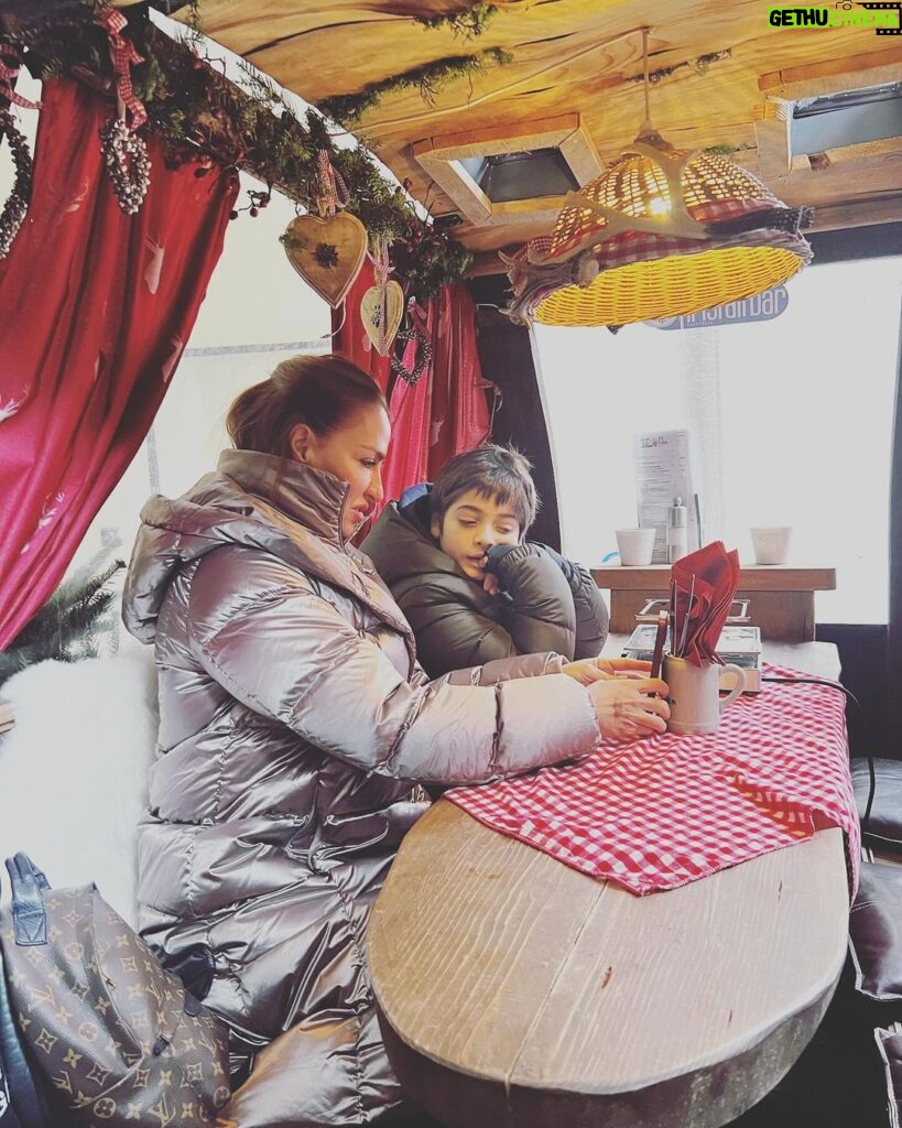 Ebru Akel Instagram - Ne güzel bir gün ♥️ Oglum ve iki guzel dostum 🙏 @yeldabassarac @tulay_levenya_ Once @museum_fuenf_kontinente gezdik ve sonra Munih’in bu sezonda ozellikle kurulan Christmas marketler ve cok ozel vagonlarda yenilen tradisyonel yemekler ve ozel punch denilen icecekleri servis ediliyor. Ve muthis guzel bir duygu bu .., kar yagarken bu vagonlarda oturup izlemek ❄️☃️⛄️🌨️💫 München Marienplatz