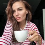 Ebru Akel Instagram - Çağdaş , özgür , farkinda , gururlu .. Ne mutlu 🇹🇷 Günaydın.. Bugun icin herkes gibi ben de cokk heyecanli gururlu ve mutluyum.. İcim icime sığmıyor ♥️♥️♥️ #cumhuriyet100yaşında London