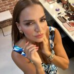 Ebru Akel Instagram - İçinde bir şeyler değiştiğinde etrafında da değişir. Önce hak ettiğine inan. Sen kendine inanmazsan başkası hiç inanmaz. 🥰 Ve elbiseyi çok beğenince ben 🙈 Konudan konuya geçiş hızıma pes 🫠