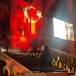 Ebru Akel Instagram - Bir rüya yasadik dun gece .. Cumhuriyetimizin 100. Yasinda muhtesem bir mekanda @natural_history_museum ‘da cok buyuk bir gurur ve coşkuyla sevgili partnerim @muratguloglutv ile bu gecenin sunuculuğunu üstlendik.. @tev.uk icin yani genclerin egitimlerini desteklemek icin, gelecek yuzyilin gencleri icin biraradaydik.. Coskumuz gururumuz sevgimiz tasiyordu adeta .. 🇹🇷🇹🇷🇹🇷♥️ Emegi gecen herkese tesekkurlerimle ♥️ #cumhuriyetimizin100.yili @muratguloglutv @ipekdurkal @sulearinc @tev.uk @showtv @mehmettulusoy Elbise- @elifcigizoglu Mucevher -@karunjewellery Hair& make up @obliquebeautyhouse Natural History Museum, London