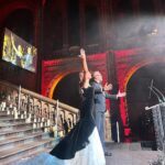 Ebru Akel Instagram - Bir rüya yasadik dun gece .. Cumhuriyetimizin 100. Yasinda muhtesem bir mekanda @natural_history_museum ‘da cok buyuk bir gurur ve coşkuyla sevgili partnerim @muratguloglutv ile bu gecenin sunuculuğunu üstlendik.. @tev.uk icin yani genclerin egitimlerini desteklemek icin, gelecek yuzyilin gencleri icin biraradaydik.. Coskumuz gururumuz sevgimiz tasiyordu adeta .. 🇹🇷🇹🇷🇹🇷♥️ Emegi gecen herkese tesekkurlerimle ♥️ #cumhuriyetimizin100.yili @muratguloglutv @ipekdurkal @sulearinc @tev.uk @showtv @mehmettulusoy Elbise- @elifcigizoglu Mucevher -@karunjewellery Hair& make up @obliquebeautyhouse Natural History Museum, London