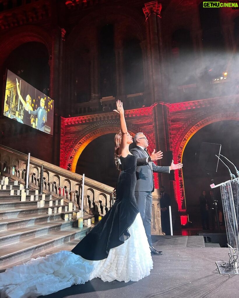 Ebru Akel Instagram - Bir rüya yasadik dun gece .. Cumhuriyetimizin 100. Yasinda muhtesem bir mekanda @natural_history_museum ‘da cok buyuk bir gurur ve coşkuyla sevgili partnerim @muratguloglutv ile bu gecenin sunuculuğunu üstlendik.. @tev.uk icin yani genclerin egitimlerini desteklemek icin, gelecek yuzyilin gencleri icin biraradaydik.. Coskumuz gururumuz sevgimiz tasiyordu adeta .. 🇹🇷🇹🇷🇹🇷♥️ Emegi gecen herkese tesekkurlerimle ♥️ #cumhuriyetimizin100.yili @muratguloglutv @ipekdurkal @sulearinc @tev.uk @showtv @mehmettulusoy Elbise- @elifcigizoglu Mucevher -@karunjewellery Hair& make up @obliquebeautyhouse Natural History Museum, London