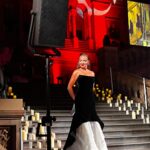 Ebru Akel Instagram - Bir rüya yasadik dun gece .. Cumhuriyetimizin 100. Yasinda muhtesem bir mekanda @natural_history_museum ‘da cok buyuk bir gurur ve coşkuyla sevgili partnerim @muratguloglutv ile bu gecenin sunuculuğunu üstlendik.. @tev.uk icin yani genclerin egitimlerini desteklemek icin, gelecek yuzyilin gencleri icin biraradaydik.. Coskumuz gururumuz sevgimiz tasiyordu adeta .. 🇹🇷🇹🇷🇹🇷♥️ Emegi gecen herkese tesekkurlerimle ♥️ #cumhuriyetimizin100.yili @muratguloglutv @ipekdurkal @sulearinc @tev.uk @showtv @mehmettulusoy Elbise- @elifcigizoglu Mucevher -@karunjewellery Hair& make up @obliquebeautyhouse Natural History Museum, London